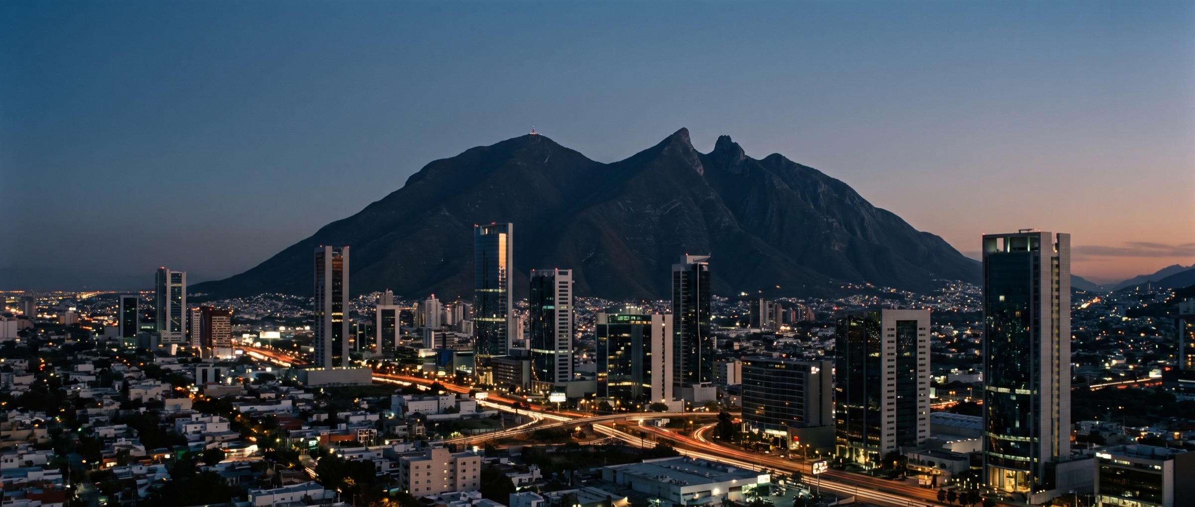 Cerro de la Silla y el skyline de Monterrey durante la hora azul.
